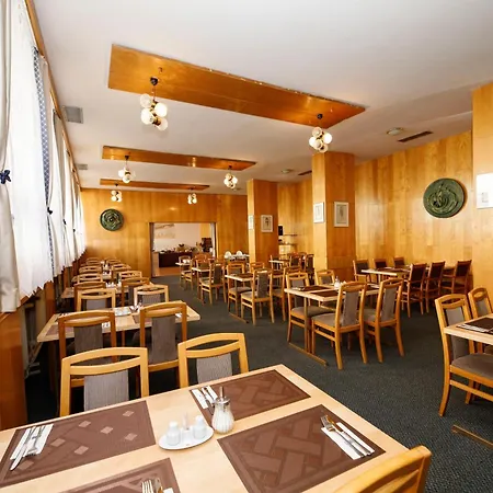מלון Lh Medinek Old Town 3*