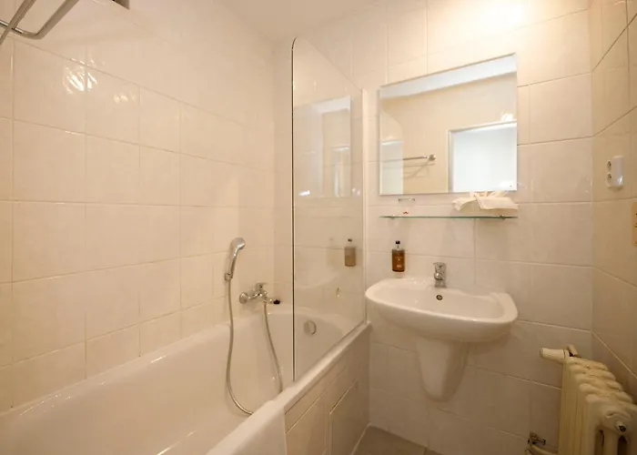 מלון Lh Medinek Old Town 3*